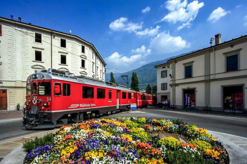 From Milan: Lake Como Cruise, St. Moritz & Bernina Red Train - Glacier-and-Valley Scenery: What You See From the Train