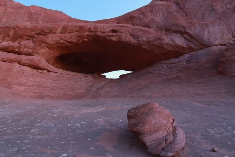 From Moab: Arches National Park 4x4 Drive and Hiking Tour - Guide and Group Dynamics