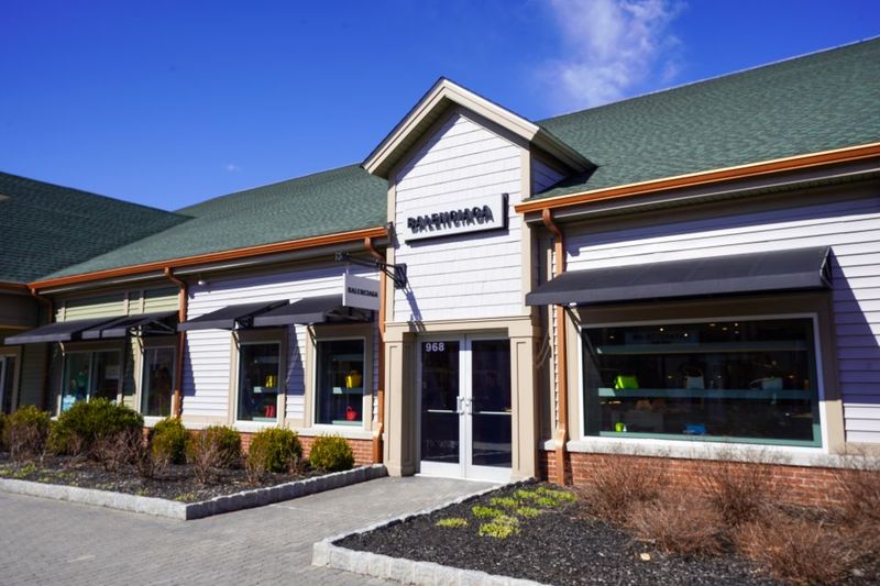 From NYC: Woodbury Common Premium Outlets Shopping Tour - The VIP Discount e-Booklet: Faster Deal Hunting