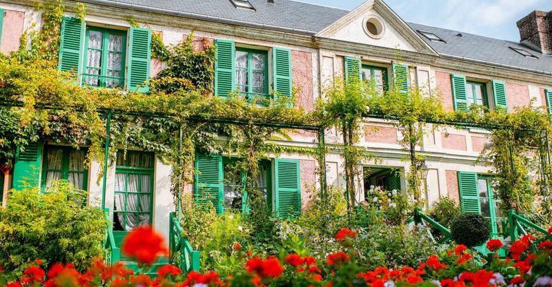 From Paris: Giverny and Versailles Palace Guided Day Trip - Versailles palace: skip the lines and focus on the rooms that hit hardest