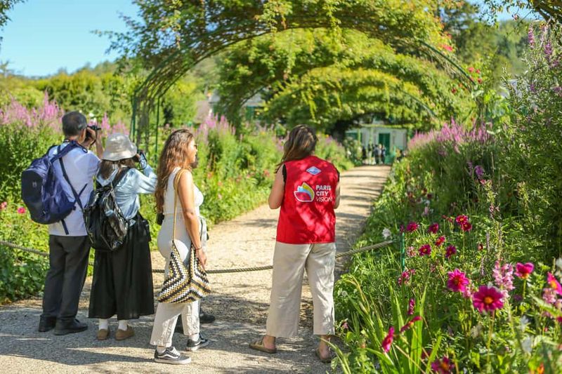 From Paris: Giverny Day Trip with Audio Guide or Live Guide - Timing, Crowds, and Queues: Plan for Real-World Lines