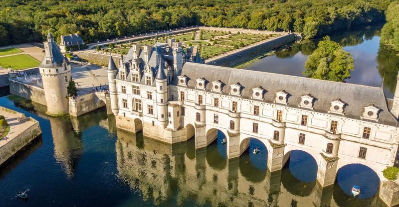 From Paris: Loire Valley Castles Day Trip With Wine Tasting - What the best guides actually do for you