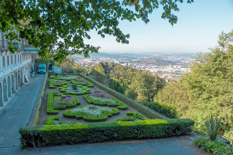 From Porto: Braga and Guimarães Full-Day Trip - Braga Cathedral (Sé): what the guide walk adds