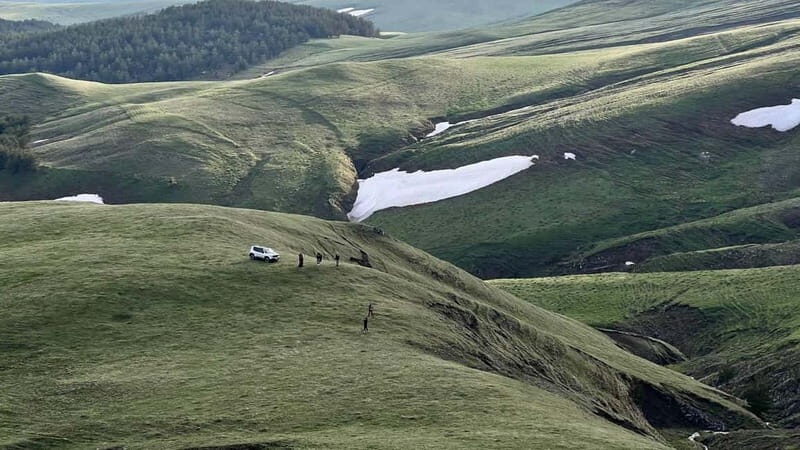 From Tbilisi: Tsalka Hills Off-Road Jeep Tour with BBQ - Lunch with a View: The Barbecue