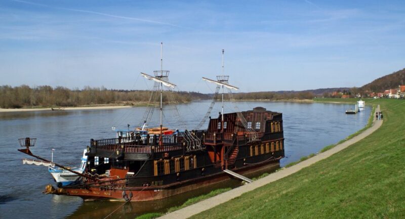 From Warsaw: Kazimierz Dolny Art Town Full-Day Private Tour - Jewish Heritage and the Synagogue