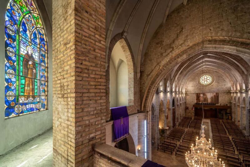 Gandía: Entrance to the Insigne Collegiate Church of Gandía - A Closer Look at the Experience