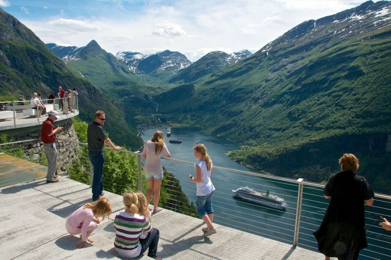 Geiranger: Dalsnibba, Flydalsjuvet, Eagle Bend & Fjords Tour - Comfort, access, and who should think twice