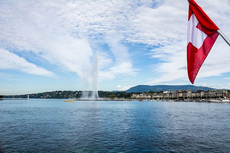 Geneva: 50-Minute Lake Geneva Cruise - Food, drinks, and onboard extras: what’s included vs. what’s optional