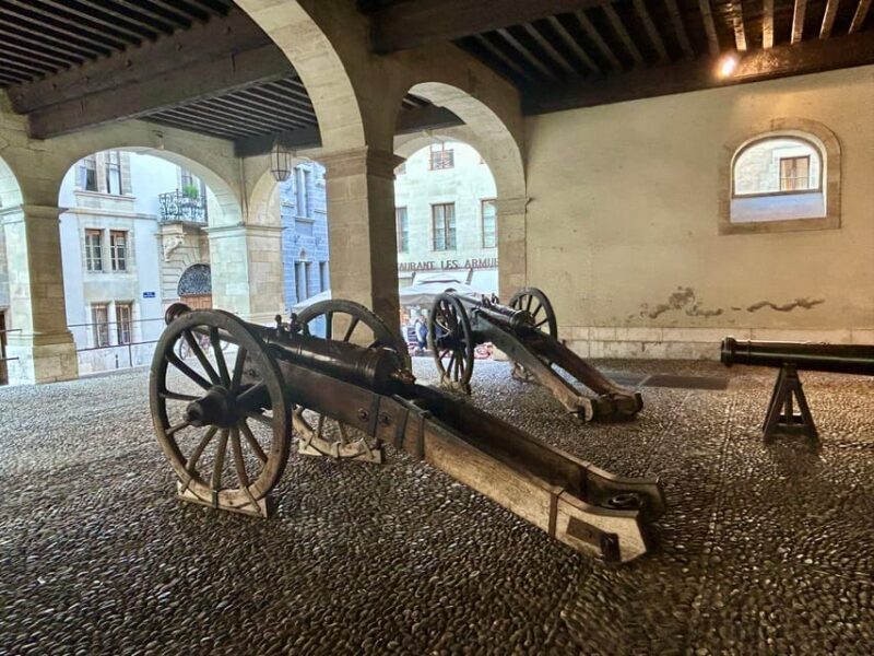 Geneva: Private 2,5-Hour City Highlights Guided Walking Tour - The Guided Experience