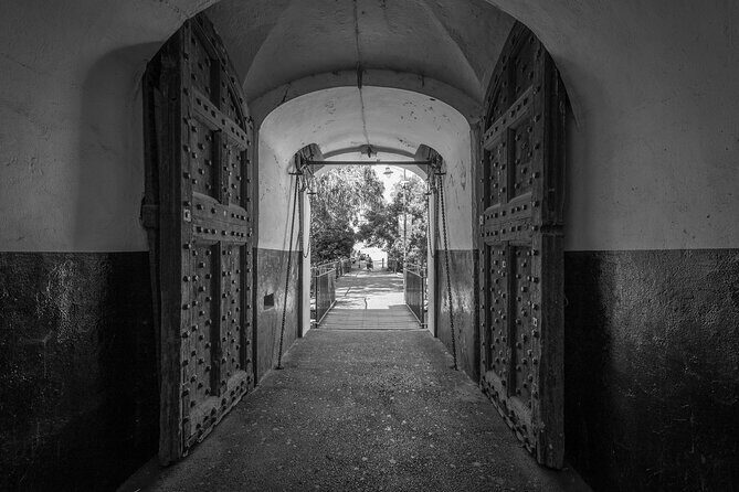 Gibraltar Walking Tour - A Closer Look at the Gibraltar Walking Tour