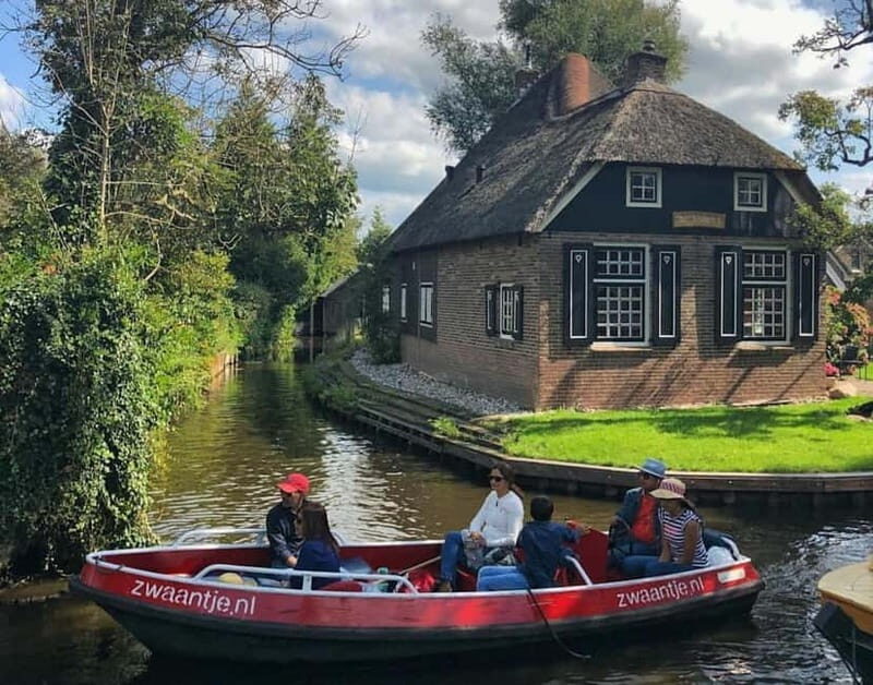 Giethoorn: Boat Rental 2,5 hour 1-8 persons - Key Points