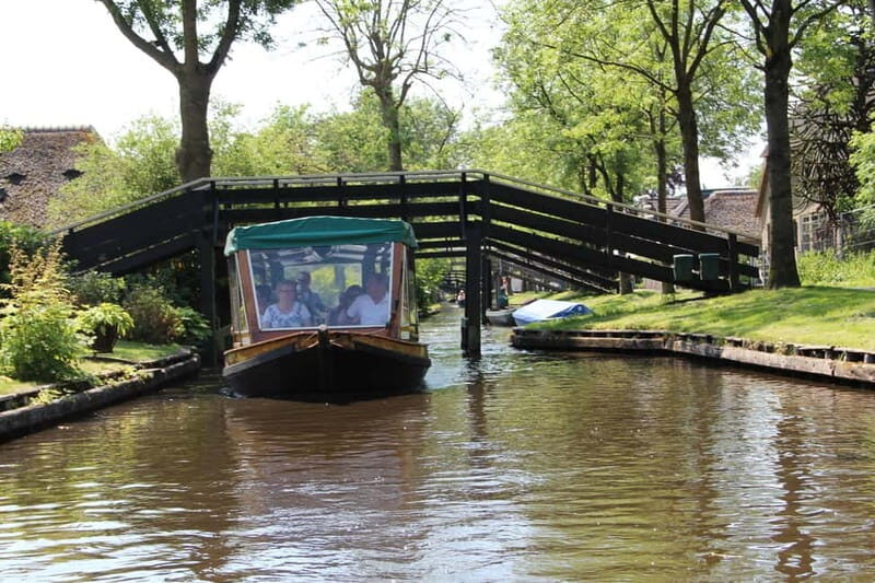 Giethoorn: Canal Cruise & lake Tour & Sightseeing Village - Key Points