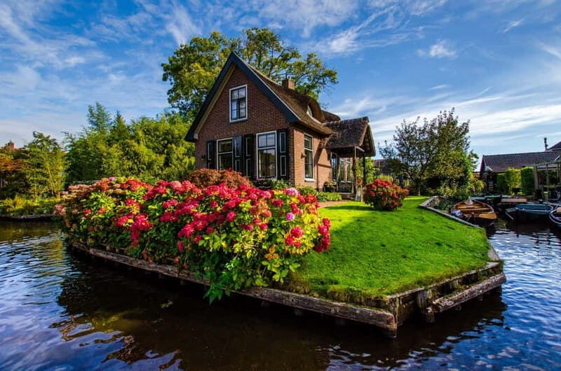 Giethoorn: Canal Cruise & lake Tour & Sightseeing Village - What You Can Expect from the Tour