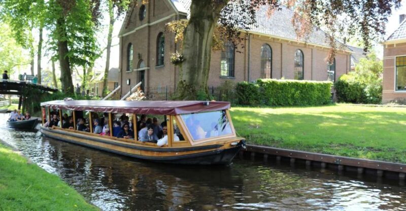 Giethoorn: Private Guided Canal Cruise with Coffee and Tea - A Closer Look at the Experience