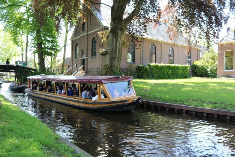 Giethoorn: Private Guided Canal Cruise with Coffee and Tea - Who Will Love This Tour