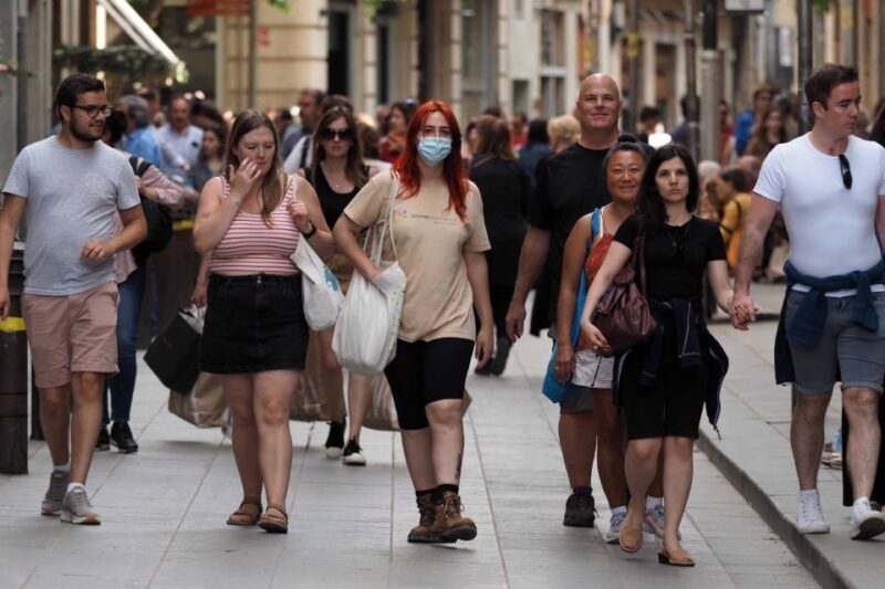 Girona: Guided Walking Tour with Attraction Entry Tickets - What Youll Experience and How It Feels