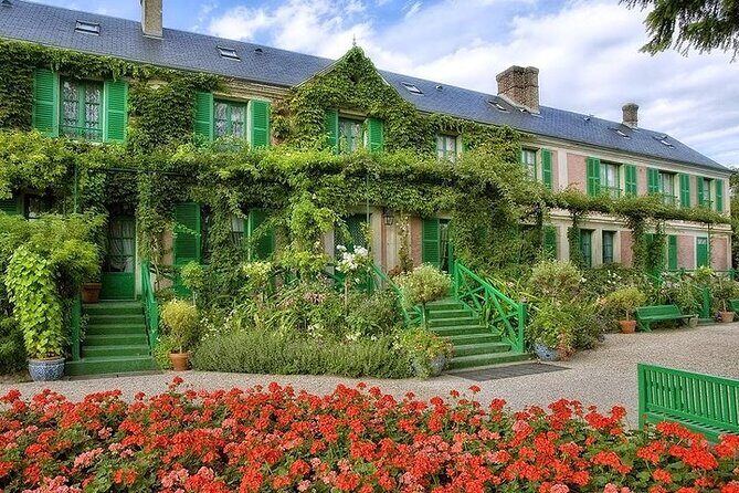 Giverny & Versailles Day Trip From Paris with Professional Guide - A Closer Look at the Itinerary