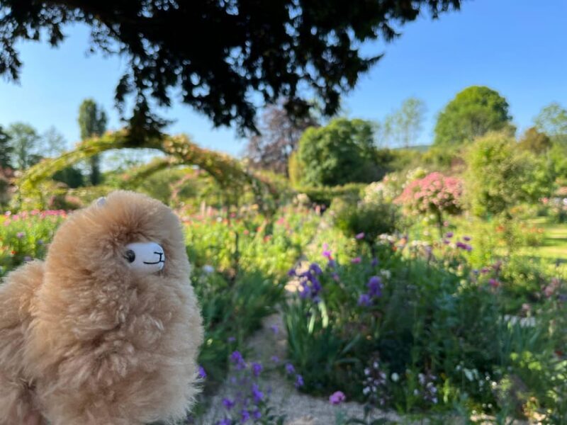 Giverny & Versailles Full-day Tour by Luxury Car - FAQ