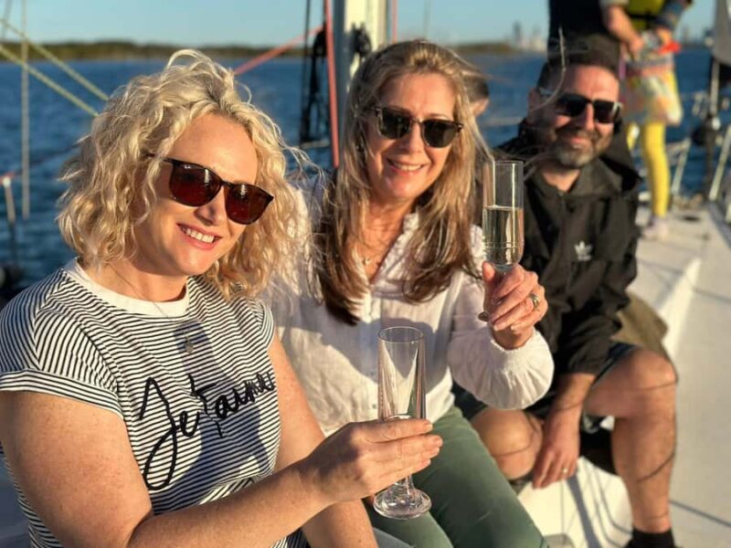 Gold Coast: Sunset Sailing Cruise incl food & drinks - Key Points