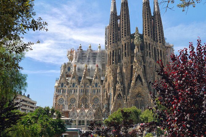 Golden Hour in Gaudi's Sagrada Familia with expert Guide - Who Should Consider This Tour?