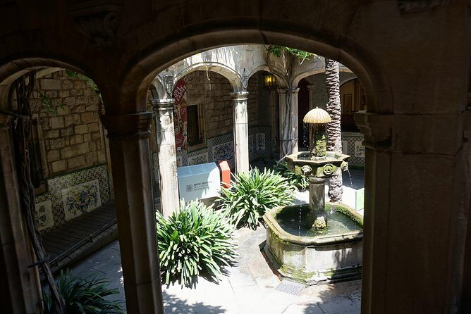 Gothic Quarter Insights & Tapas Experience - Architectural Highlights: Carrer de Montcada