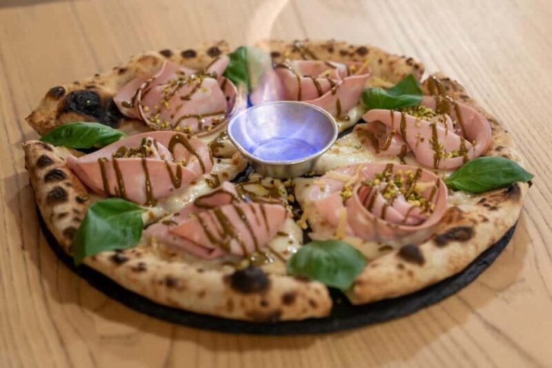 Gourmet Pizza Experience with Drinks and Dessert in Lecce - Key Points