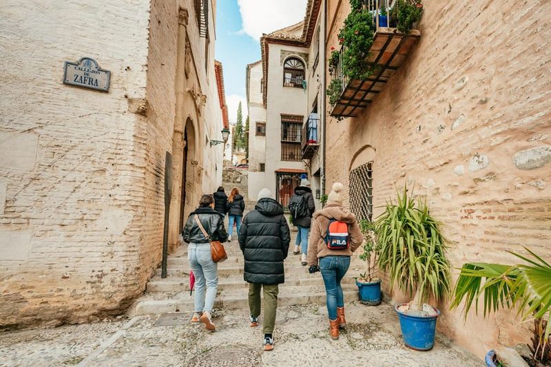 Granada: Albaicín and Sacromonte Guided Sunset Walking Tour - Mezquita Mayor de Granada: where the story gets sharper