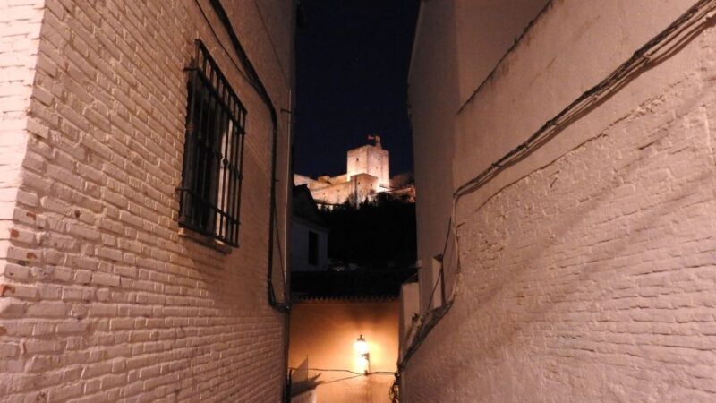 Granada: Albaicín in the Dark Walking Tour - Key Points