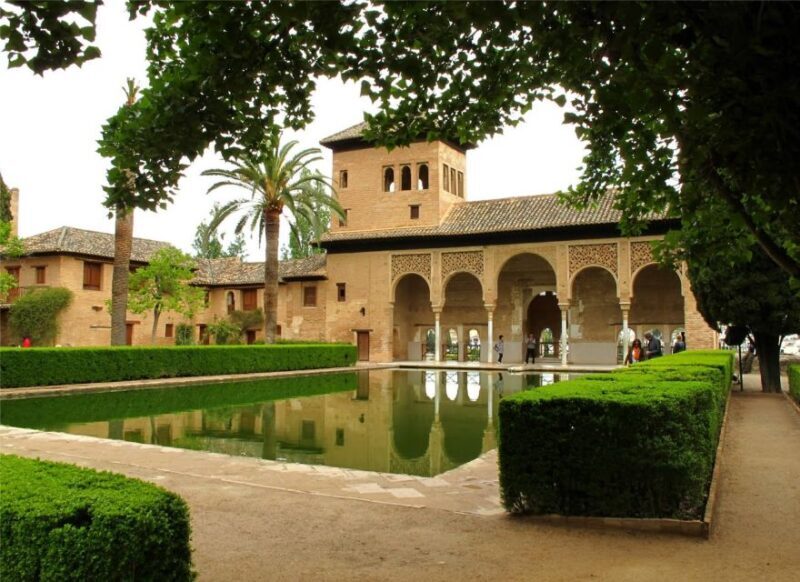 Granada: Alhambra and Generalife Gardens Guided Tour - The Experience: What to Expect on the Tour