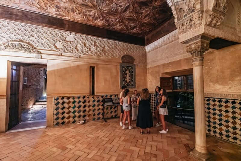 Granada: Alhambra and Nasrid Palaces Guided Tour at Night - What to Expect from the Night Tour