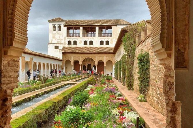 Granada: Alhambra Comlex + Nasrid Palaces + Alcazaba Guided Tour - A Closer Look at the Tour Itinerary