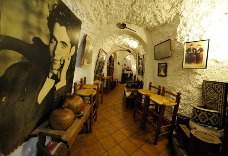 Granada: Alhambra Guided Tour and Flamenco Show - The Experience in Detail