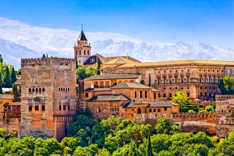 Granada: Alhambra & Nasrid Palaces Tour with Tickets - Entering the Walled Citadel: Starting With the Alcazaba (Defense First)