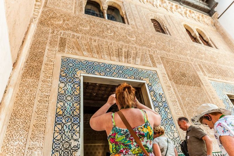 Granada: Alhambra & Nasrid Palaces Tour with Tickets - Palace of Charles V: A Different Rhythm in the Middle of Moorish Space