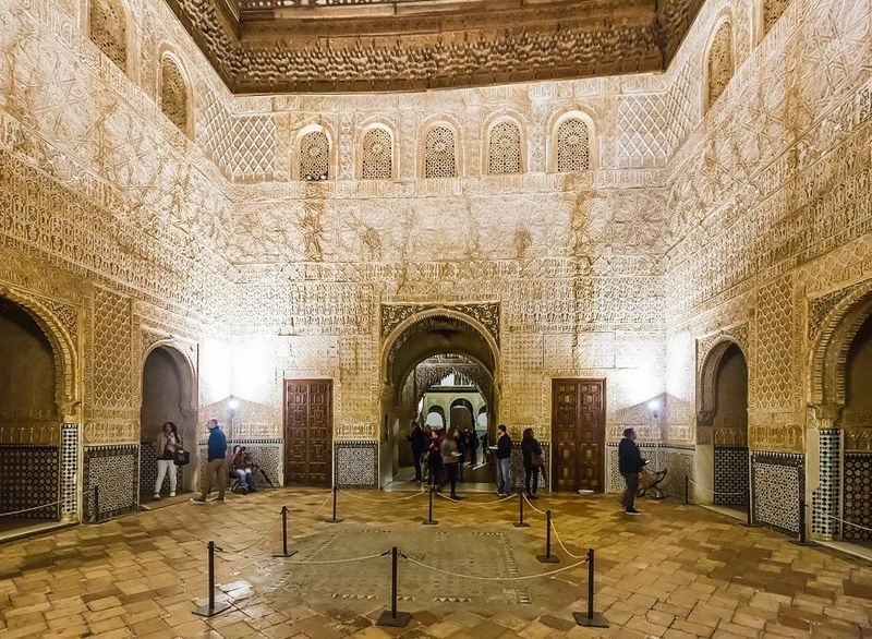 Granada: Alhambra & Nasrid Palaces Tour with Tickets - How the Group Size Changes Your Day