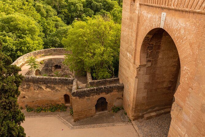 Granada (Alhambra) Scavenger Hunt and Sights Self-Guided Tour - Who Will Love This Tour?