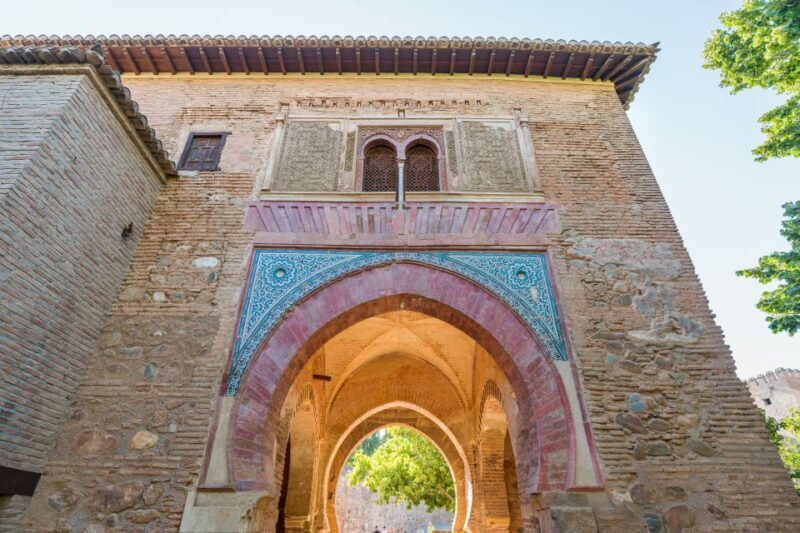Granada: Alhambra Ticket and Guided Tour with Nasrid Palaces - What You Can Expect from This Tour