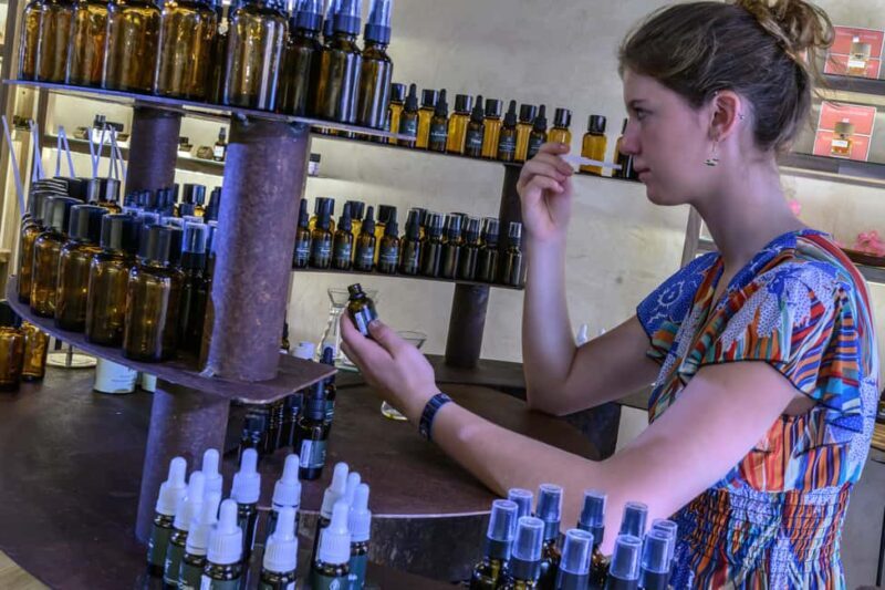 Grasse: 100% natural perfume creation workshop - Key Points