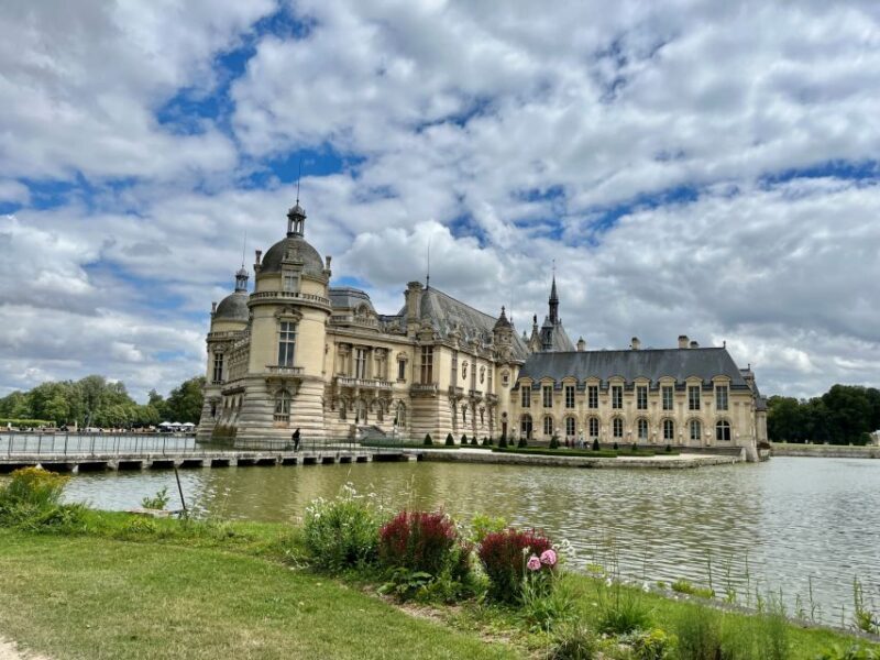 Great Stables of Prince de Conde & Palace Chantilly - Key Points
