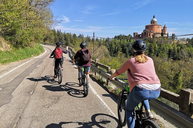 Guided E-bike Tour in Bologna with aperitif - Key Points