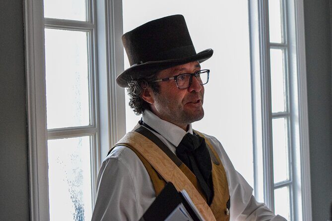 Guided Tour and Quebec Gins at the Quebec Garrison Club - Exploring the Guided Tour and Quebec Gins at the Quebec Garrison Club