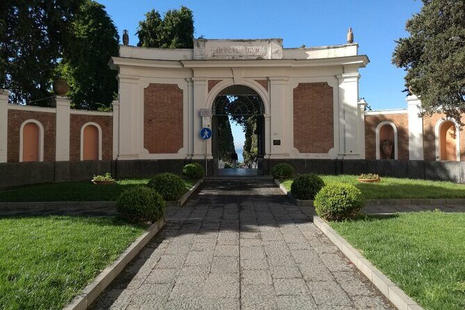 Guided Tour of Herculaneum with Lunch and Ticket Included - Key Points