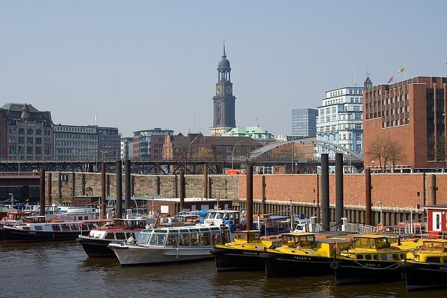 Hamburg: 1.5-Hour Comedy Bus Tour in German - Key Points