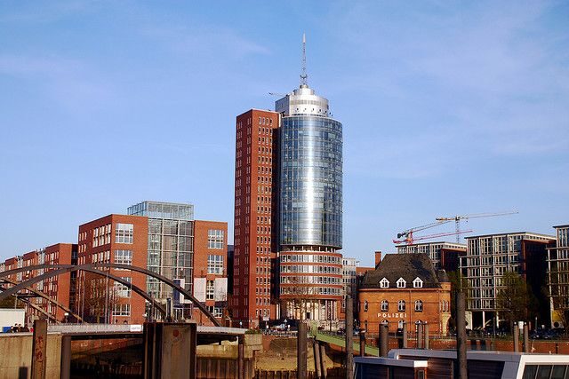 Hamburg: 1.5-Hour Comedy Bus Tour in German - The Itinerary and Key Spots