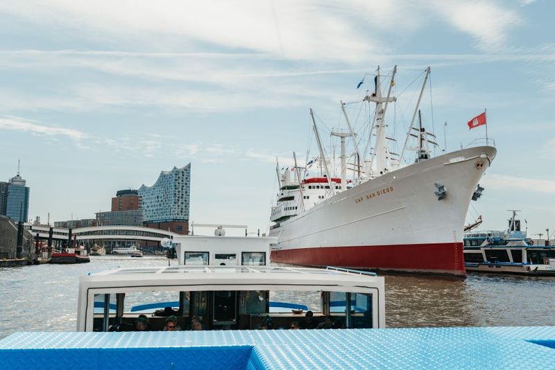 Hamburg: 2-Hour XXL Port of Hamburg Cruise Tour - The Language Setup: German Live Commentary Plus the Audio App