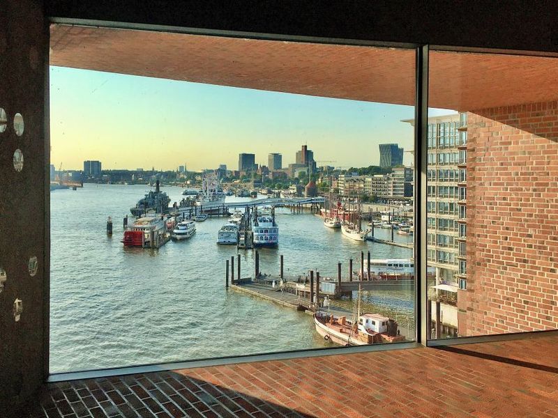 Hamburg: Elbphilharmonie Plaza, Highlights & Surroundings - The main event: Europe’s longest curved escalator