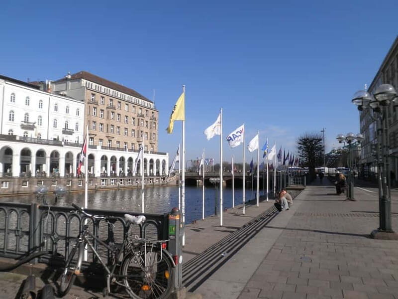 Hamburg: Exclusive Tour by Limousine with Chauffeur - The Experience of the Limousine