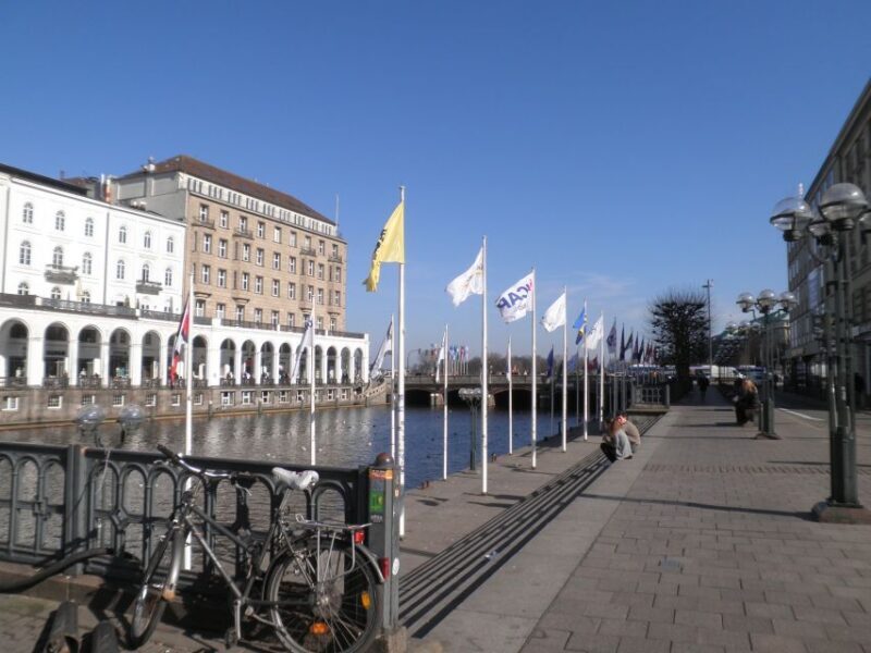 Hamburg: Exclusive Tour by Limousine with Chauffeur - Price and Value