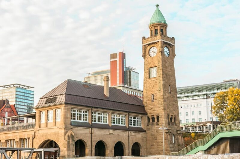 Hamburg: Night Watchman's Tour of St. Pauli in German - The Experience in Action