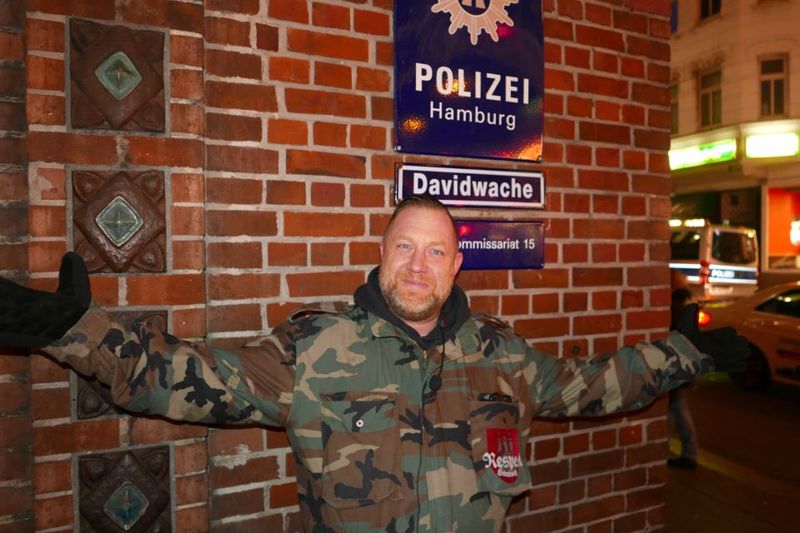 Hamburg: Olivia Jones Tour with Iconic Barker Fabian - Behind the Façade at an S&M Studio (With Viewing)